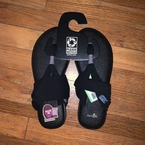 NWT Black Sanuks
